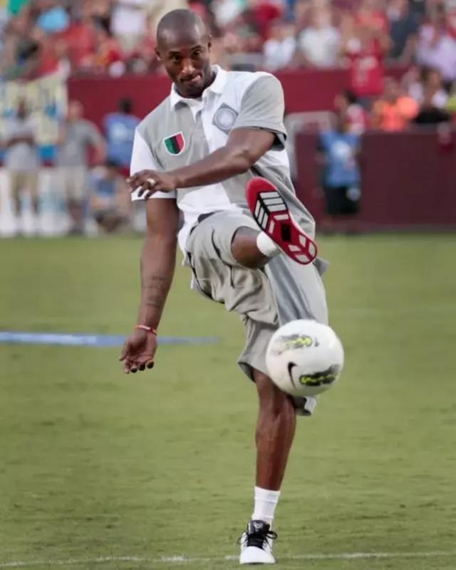 热刺全队已经抵达韩国，孙兴慜、梁民革举韩国国旗合照