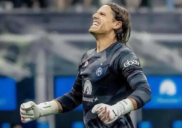 一斯佩齐亚球迷掉进看台和球场之间的沟里，被送进重症监护室