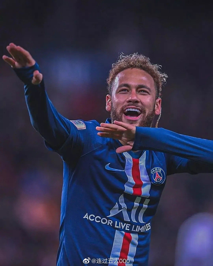 纽卡斯尔新援前锋表现不佳，转会费花销巨大，球队成绩欠佳。